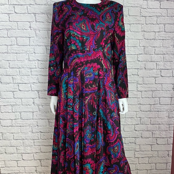 VINTAGE STUNNER - Picture 3 of 15